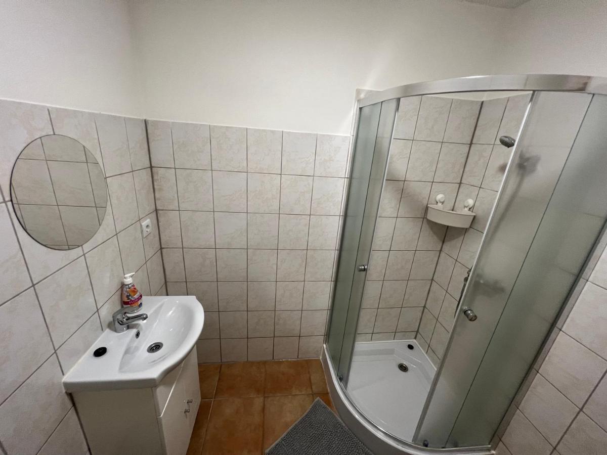 Jo Minosegu Lakasok Kivalo Kozlekedes Mellett Apartment Budapest Bagian luar foto